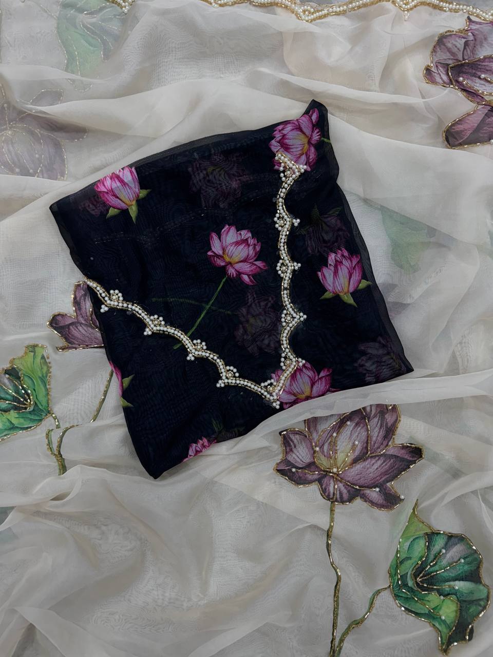 Women's Exquisite Lavender & White Organza Saree with Hand-Painted Lotus Floral Motifs & Gold Embellished Border – Complete with Matching Printed Blouse for Festive & Special Occasions - Image 8